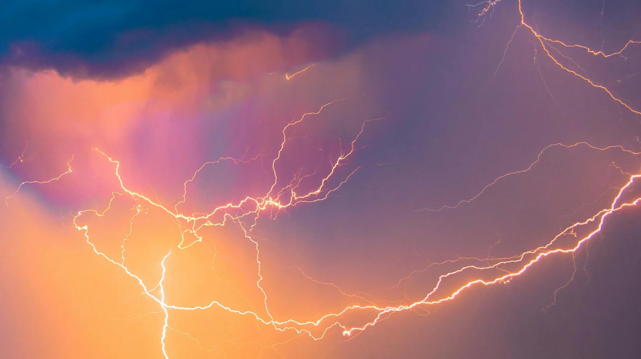 Stürmische Zeiten - Gewitterwolken mit Blitzen.